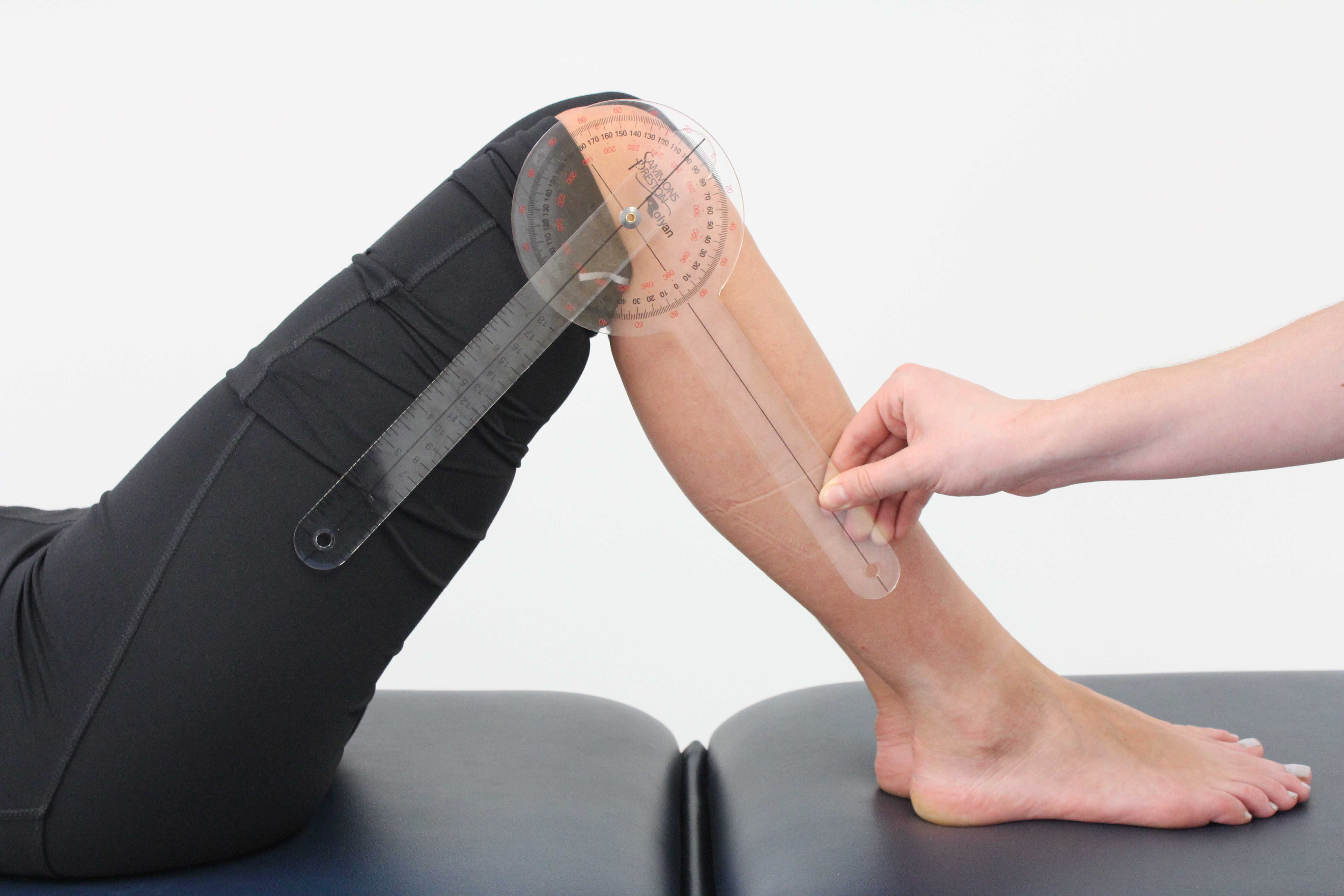 Knee joint assessment using a goniometer Knee joint assessment using a goniometer