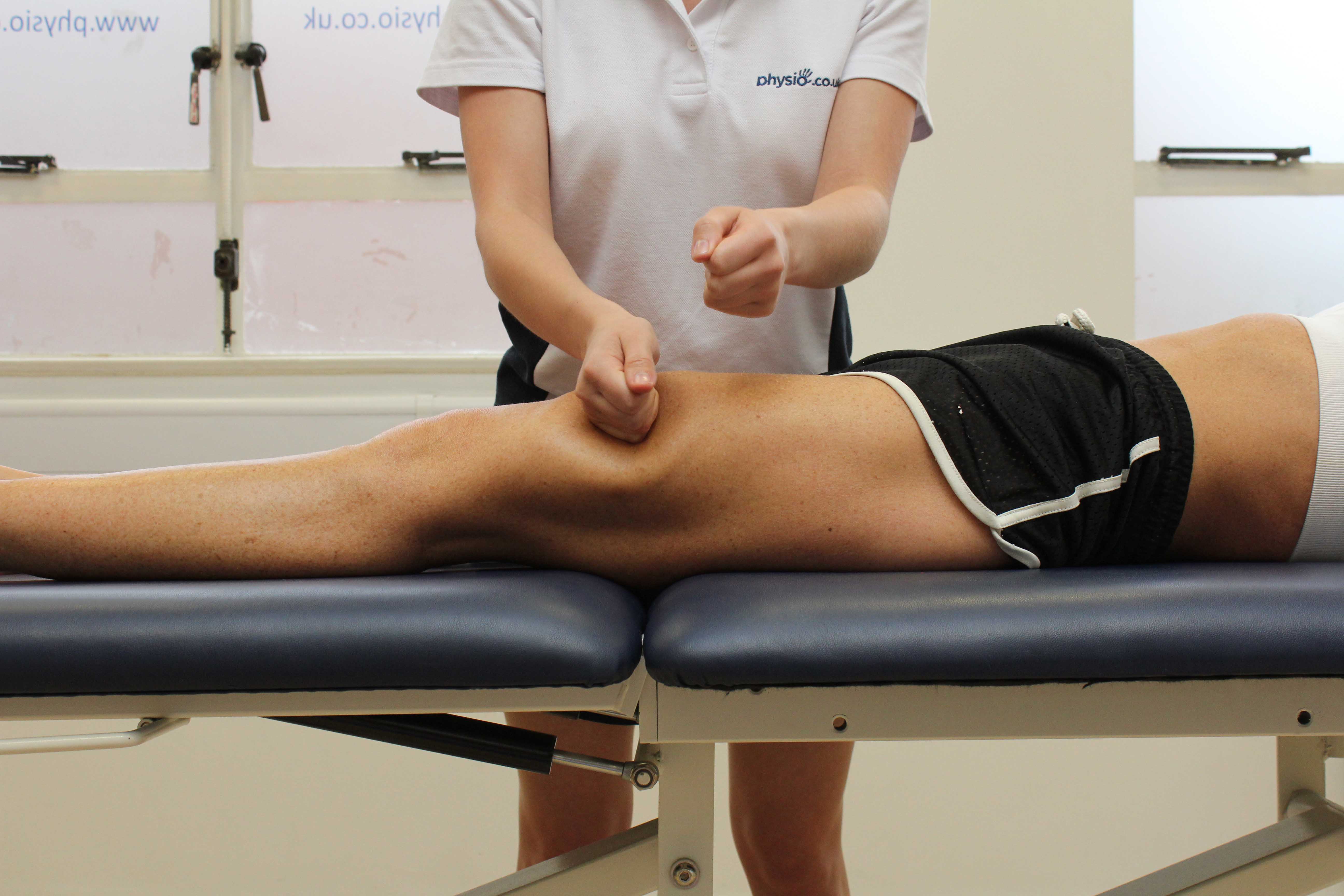 Beating percussion massage technique applied to rectus femoris muscle Beating percussion massage technique applied to rectus femoris muscle