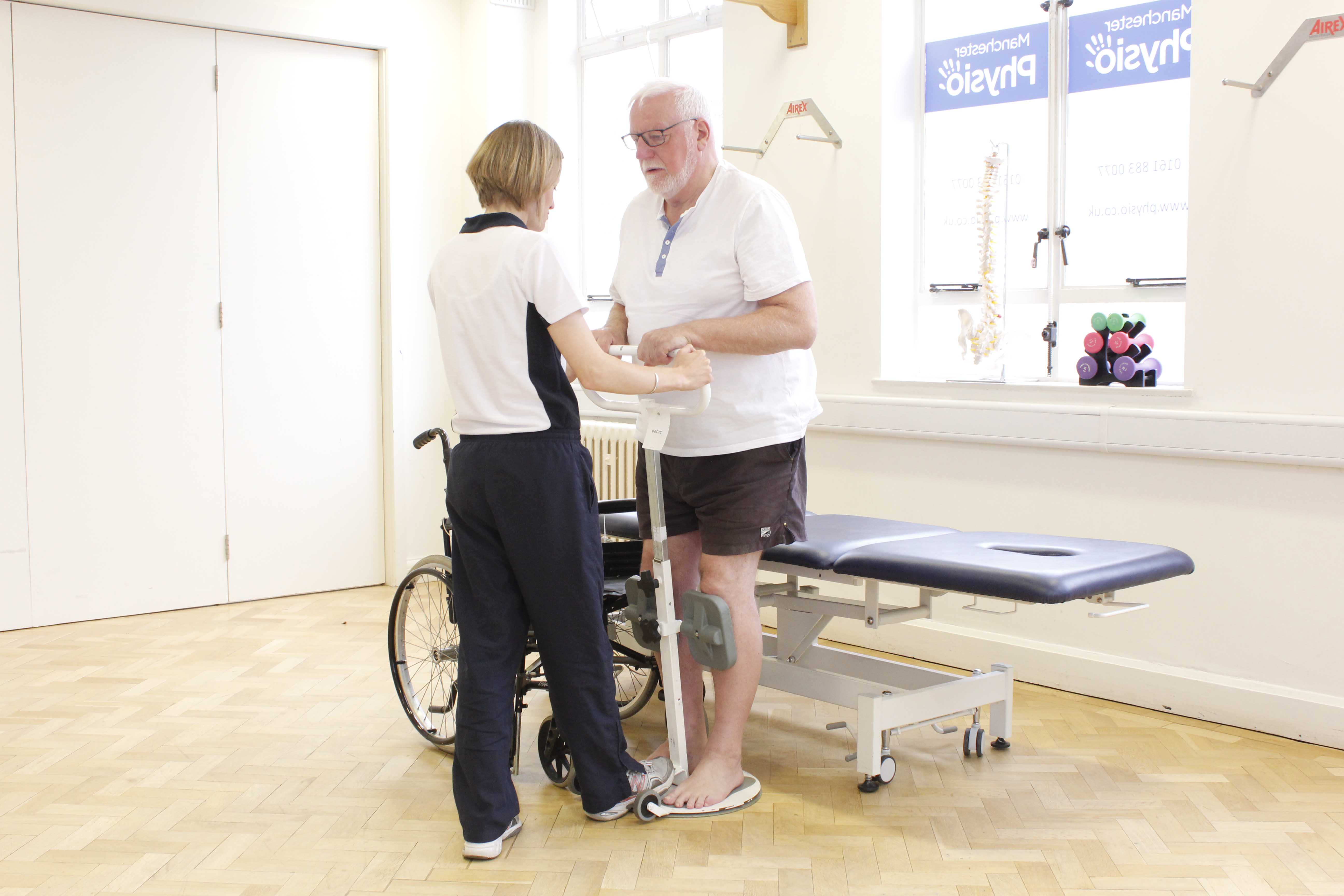 Transfering from a wheel chair to a bed using a rotator frame and assistance of a physiotherapist Transfering from a wheel chair to a bed using a rotator frame and assistance of a physiotherapist