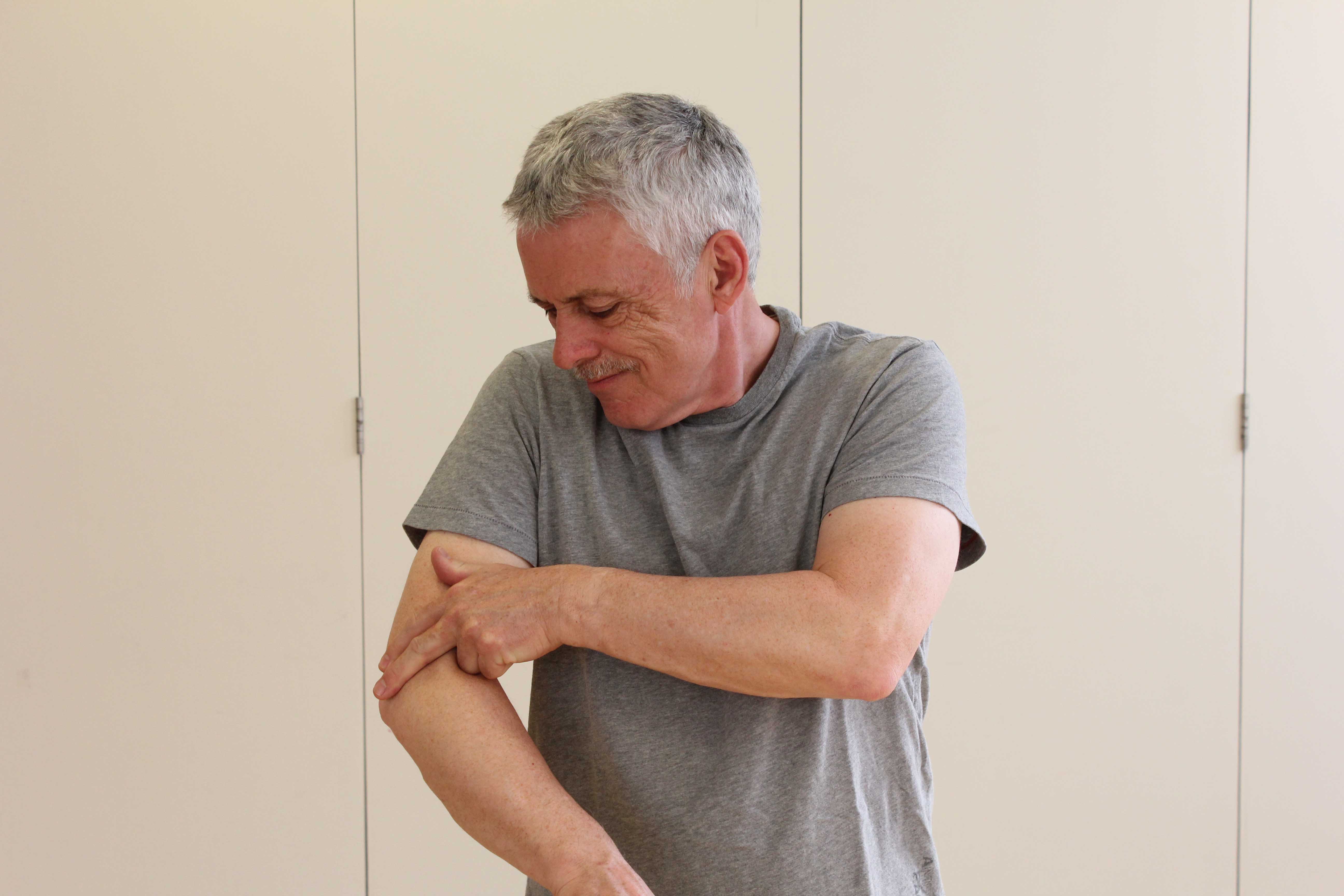 Golfers elbow is causes by inflammation around the tendon of the elbow and is most commonly caused by overuse of the forearm and wrist. Golfers elbow is causes by inflammation around the tendon of the elbow and is most commonly caused by overuse of the forearm and wrist.
