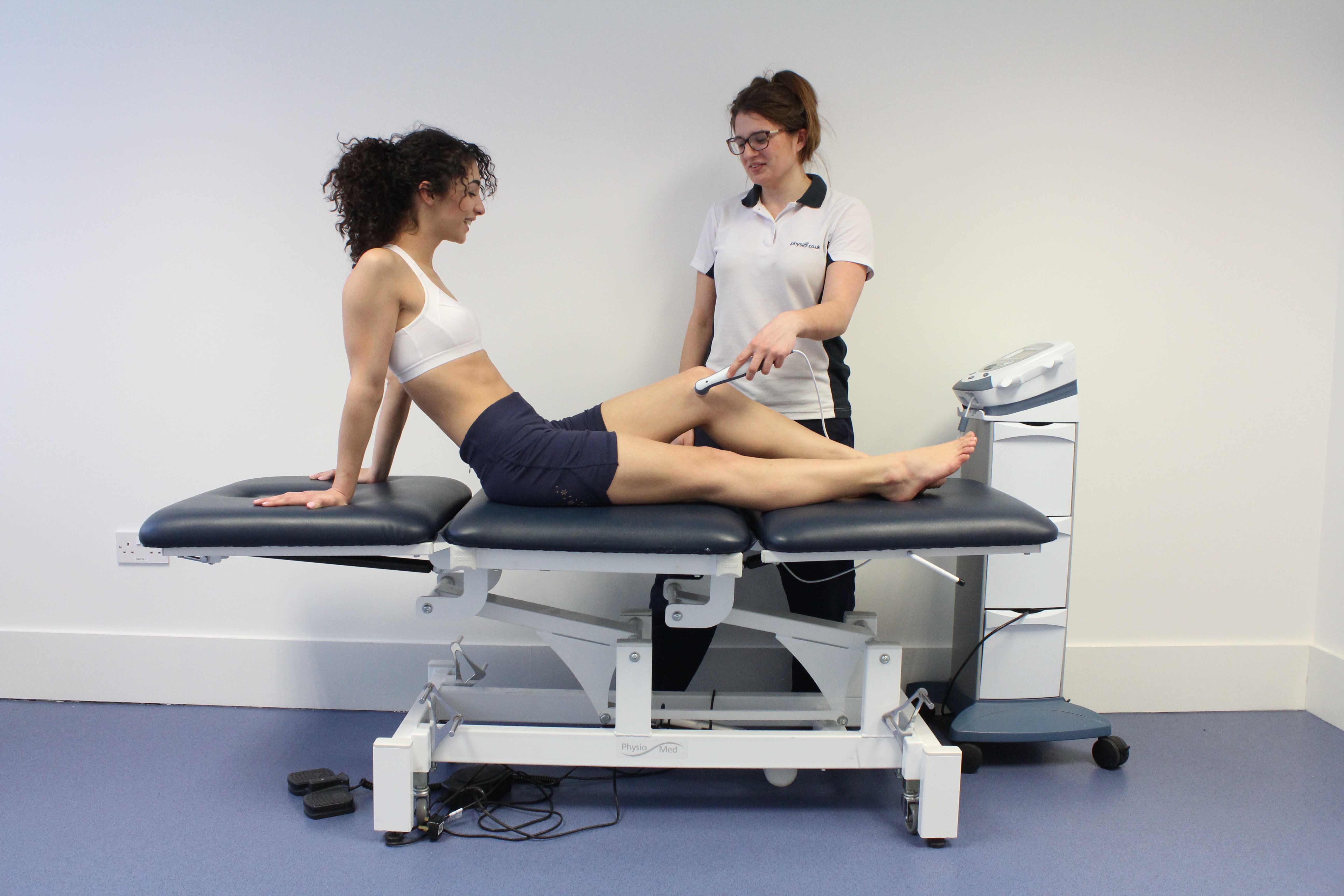 Ultrsound eletrotherapy applied to the soft tissues of the knee by Physiotherapist Ultrsound eletrotherapy applied to the soft tissues of the knee by Physiotherapist