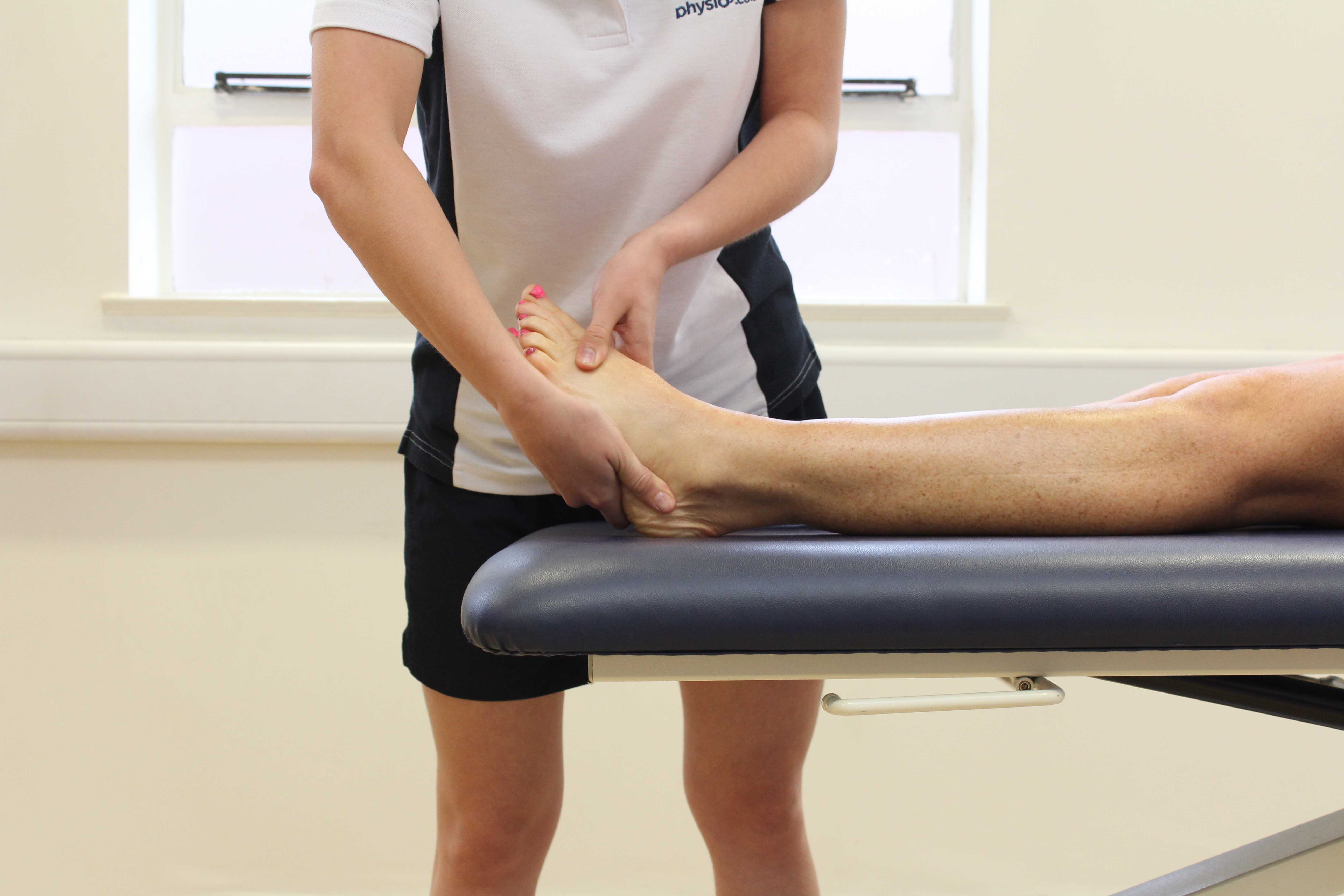 Friction massage of the ligaments in the foot