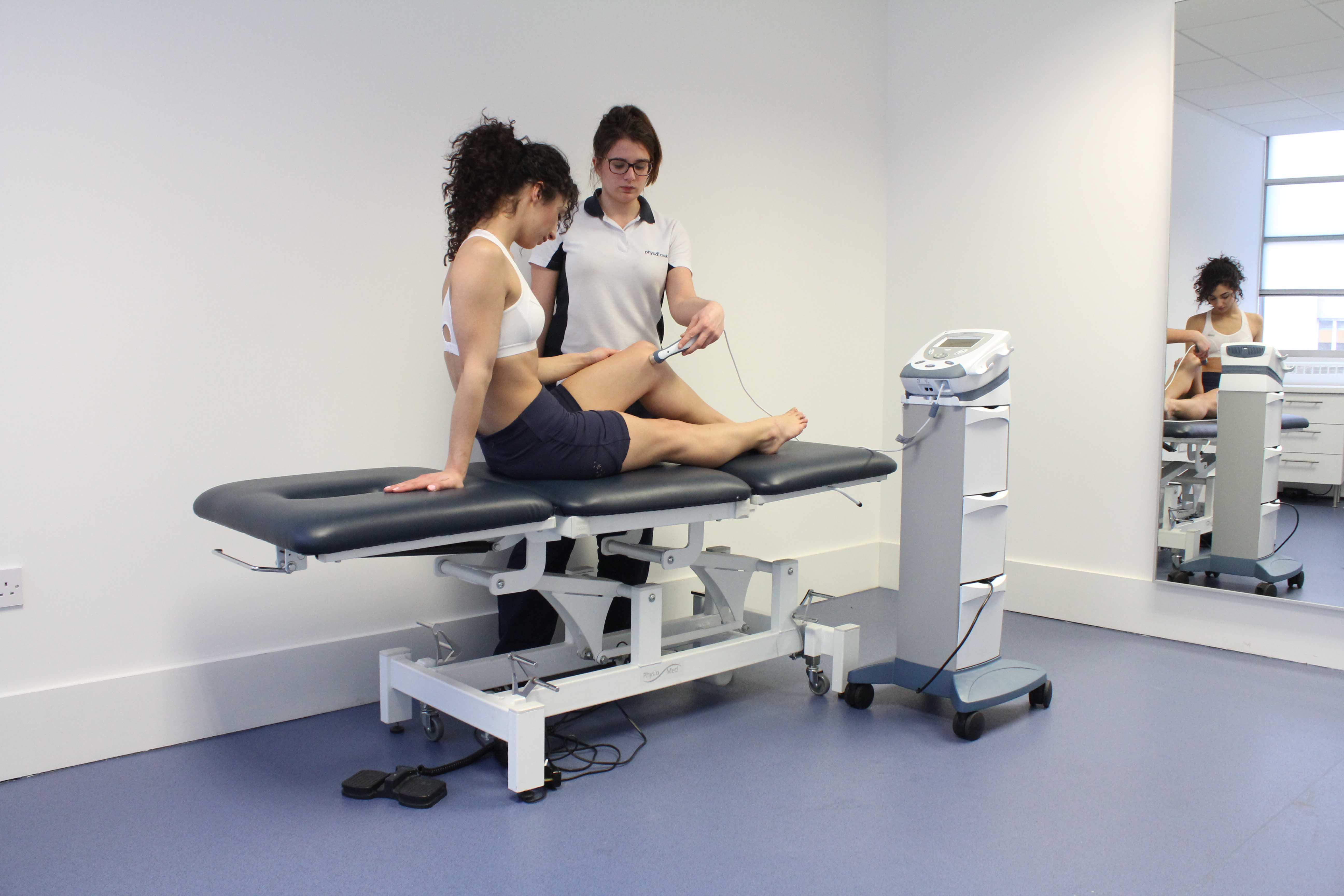Ultrsound eletrotherapy applied to the soft tissues of the knee by Physiotherapist Ultrsound eletrotherapy applied to the soft tissues of the knee by Physiotherapist