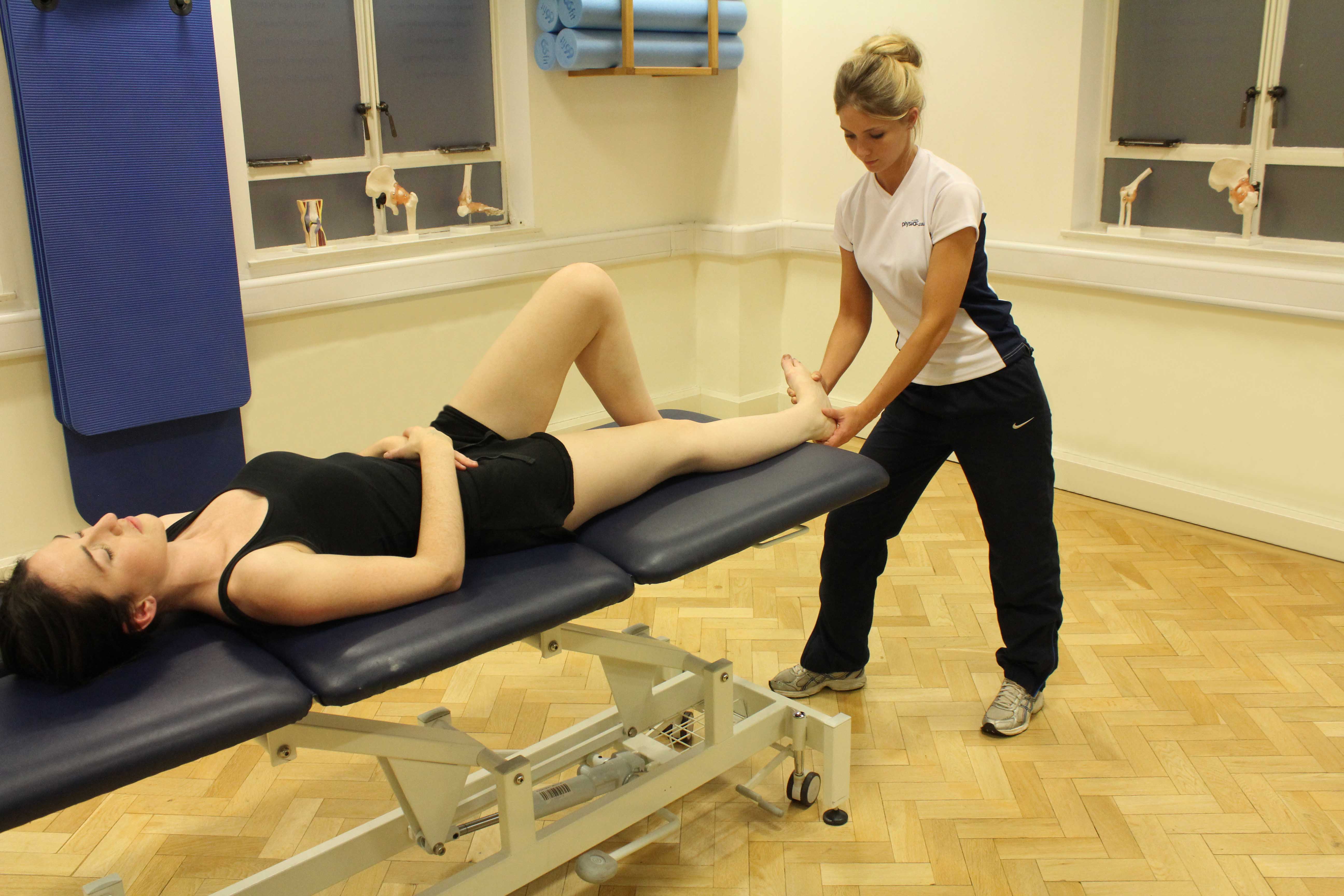 Passive stretch of the peroneal tendon by an experienced therapist