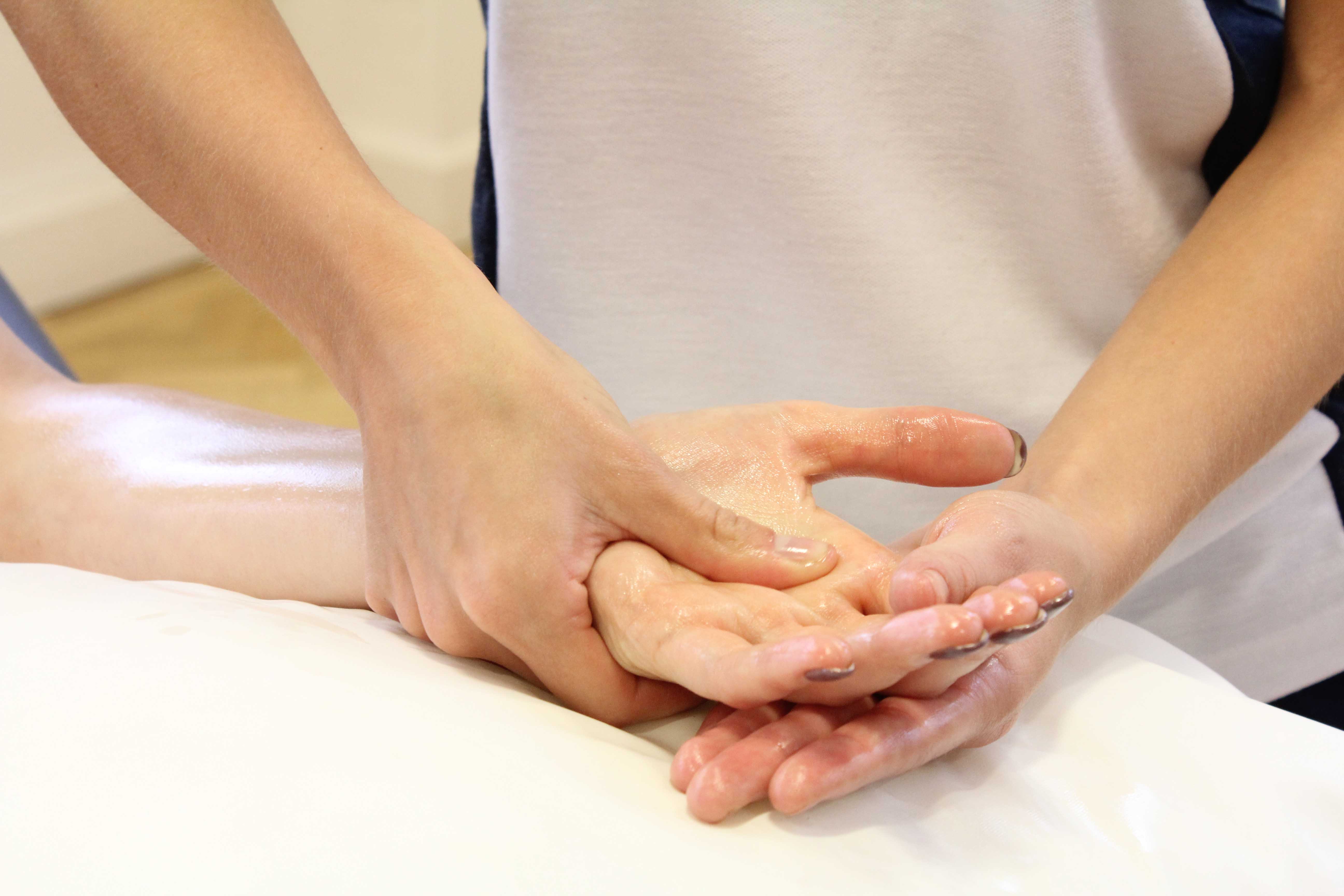 Soft tissue massage of the palma fascia to relieve pain and stiffness