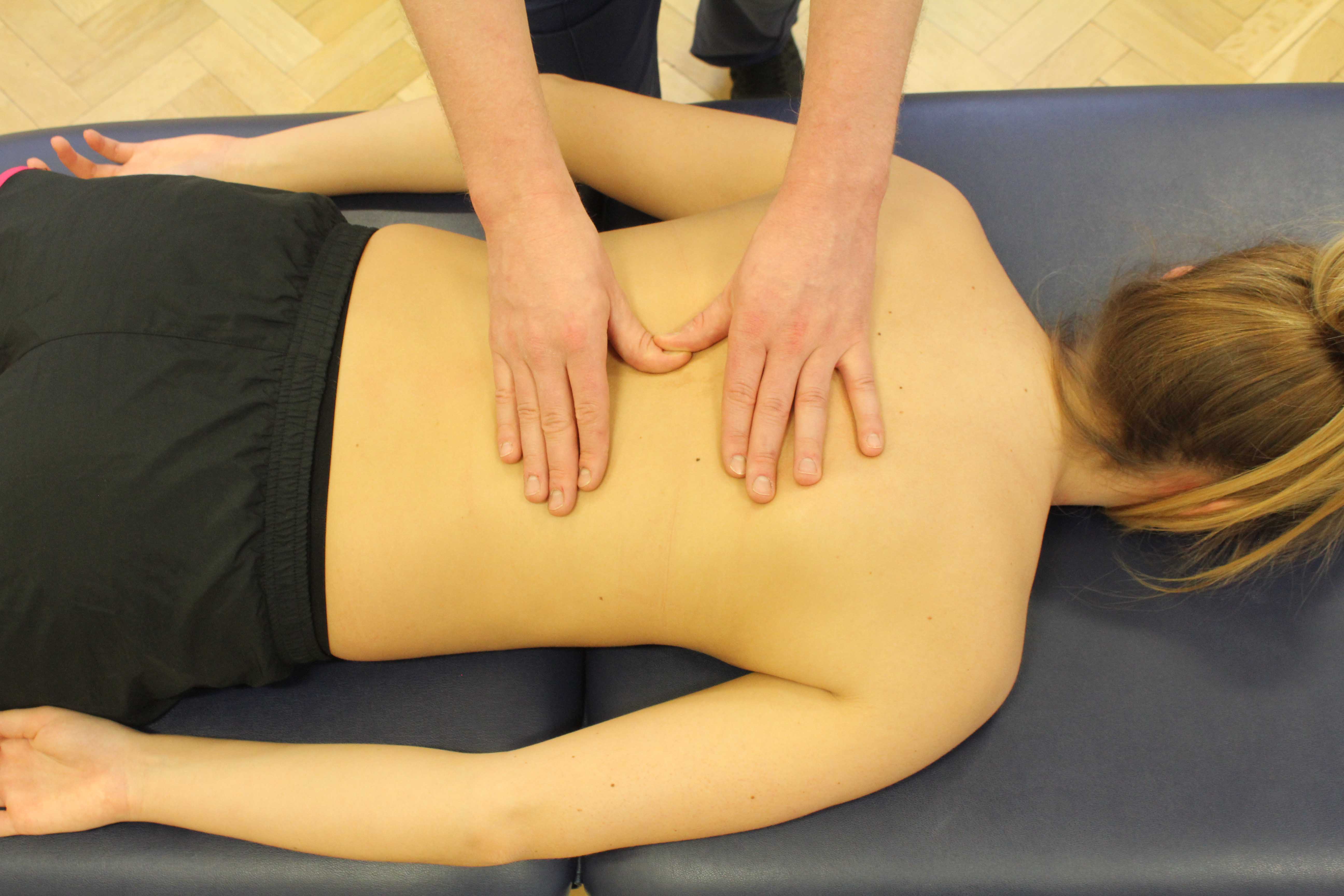 Mobilisations of the mid thoracic spine by experienced physiotherapist Mobilisations of the mid thoracic spine by experienced physiotherapist